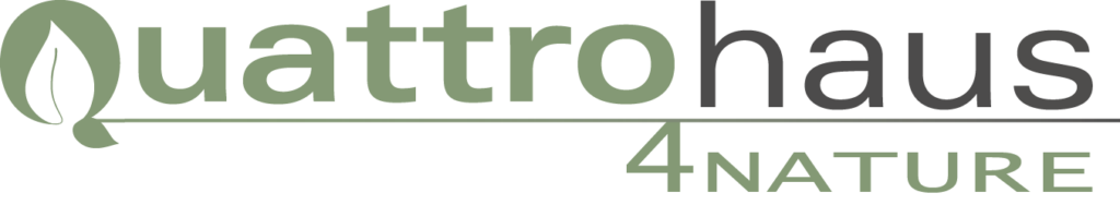 "Logo 'Quattrohaus 4 Nature', grüner Schriftzug mit Blattmotiv im Buchstaben Q, moderner Stil."